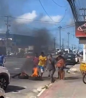 Populares fazem protesto contra BRK e fecham via no Benedito Bentes, em Maceió