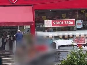 Mulher em surto é flagrada nua na Avenida Professor Sandoval Arroxelas