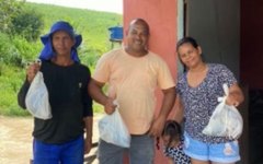 Famílias recebem peixes da Prefeitura