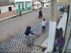 [Vídeo] Criança sai ilesa após ficar no meio de troca de tiros 