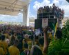 'Aqui, o nosso candidato é o JHC', afirma Flávio Bolsonaro ao chegar em Alagoas
