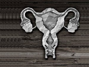 Homem passa 20 anos menstruando e descobre que tem útero e ovários