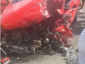 Acidente com dois veículos deixa carro destruído e ocupantes saem ilesos 