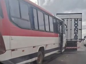 Micro-ônibus colide com caminhão na Ponte Divaldo Suruagy, em Marechal Deodoro