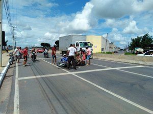 [Vídeo] Motorista para em faixa de pedestre e é atingido por motociclista em Arapiraca