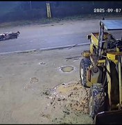 [Vídeo] Motociclista colide com a traseira de carro e cai na pista no município de Matriz de Camaragibe