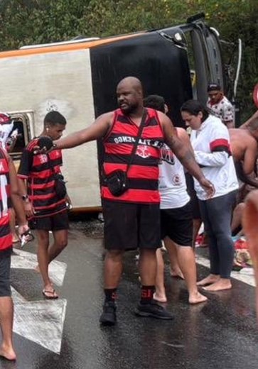 Ônibus com torcedores do Flamengo tomba a caminho da Argentina para jogo da Libertadores