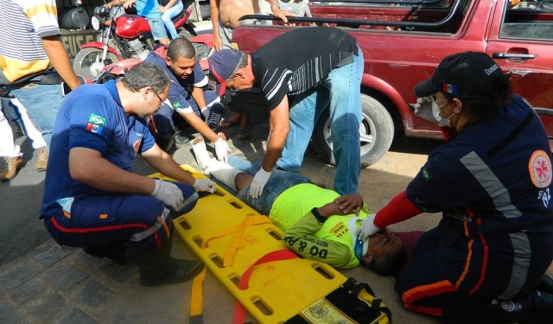 [Vídeo] Motociclista fica ferido em colisão com veículo