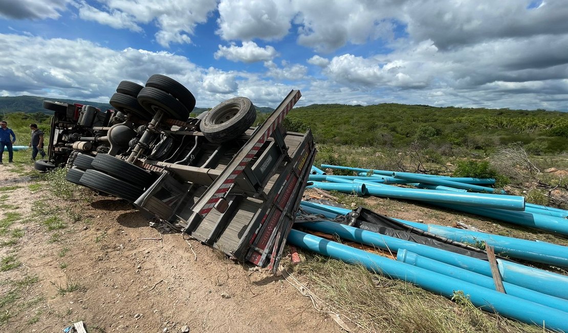 Caminhão de Pernambuco carregado de canos tomba em rodovia alagoana no Sertão