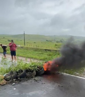 Moradores de Jundiá bloqueiam BR-101 em protesto por falta d’água