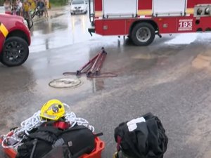 [VÍDEO] Menina de 12 anos é resgatada com vida após cair em bueiro no bairro Cidade Universitária