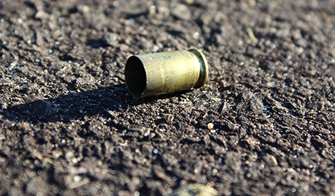 Bandidos atiram em mulher duas vezes durante assalto em Penedo 