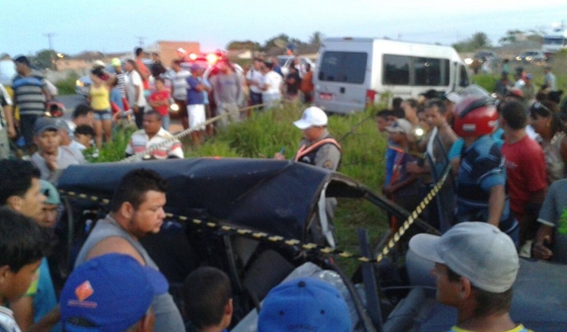 Acidente entre carro e van com professores deixa um morto na AL-115