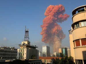 Grande explosão atinge área portuária de Beirute; governo cita 'alto número de feridos'