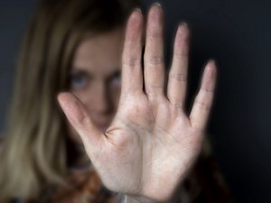 Mulher vítima de espancamento denuncia o marido e busca ajuda em órgão municipal