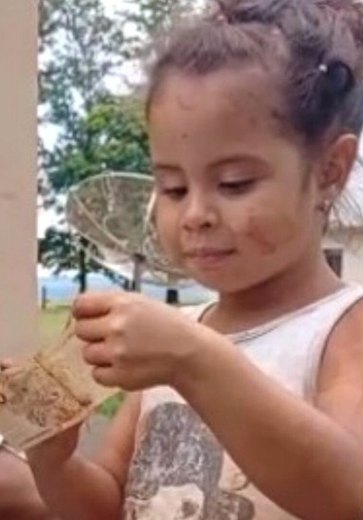 [Vídeo] Menina viraliza ao escolher nota de R$ 50 em vez da de R$ 2