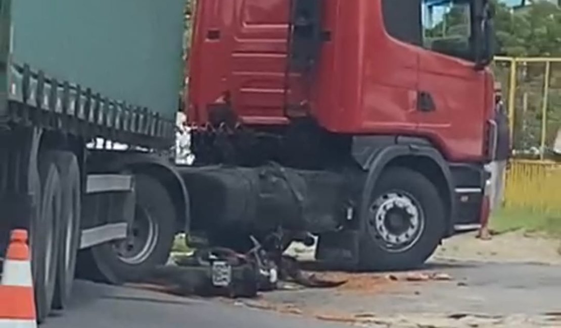 [Vídeo] Motociclista colide contra caminhão e tem fratura na perna, em Maceió