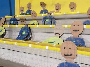 Falta de torcedores faz clube colocar bonecos de papel nas arquibancadas