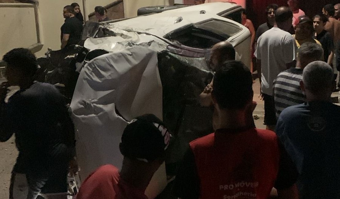 [Vídeo] Motorista em alta velocidade capota caminhonete e assusta moradores em Arapiraca