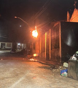 Fiação de poste pega fogo e assusta moradores da Grota de Maragogi