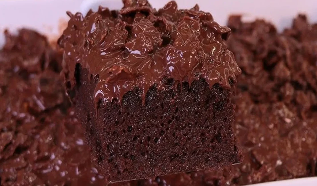 Aprenda a receita viral e deliciosa de bolo de chocolate crocante