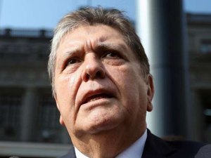 Ex-presidente do Peru Alan García atira em si mesmo após polícia tentar prendê-lo por caso Odebrecht 