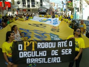 Centenas de pessoas fazem ato contra a corrupção em Alagoas