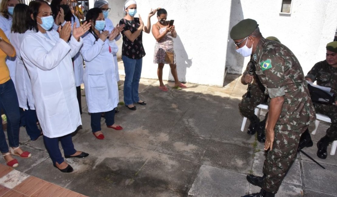 Profissionais de unidade de saúde são homenageados por banda do Exército