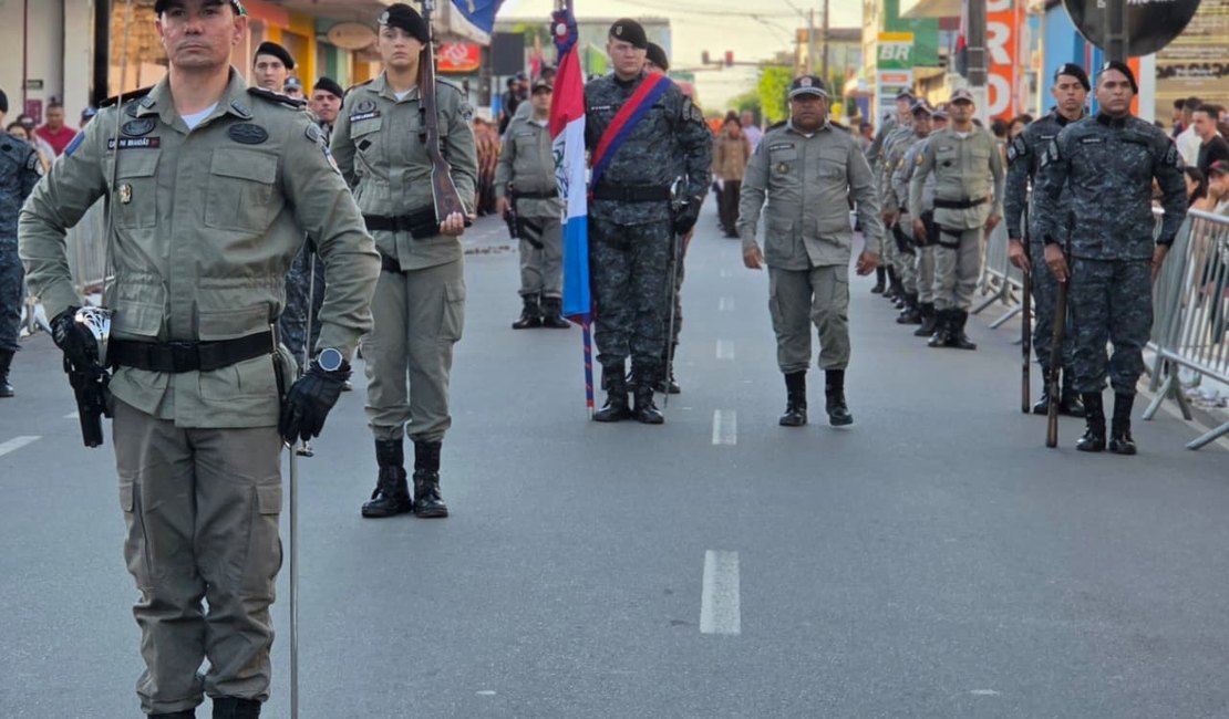 Cerca de 90 militares participam de desfile cívico-militar pelos 102 anos de Arapiraca