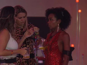 Gizelly briga com Marcela e diz: 'Quero me cortar, me machucar, sair daqui'