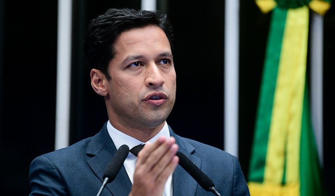 Rodrigo Cunha vai relatar no Senado projeto que limita juros do cartão de crédito e que garante que cidadão “limpe” seu nome no SPC e Serasa