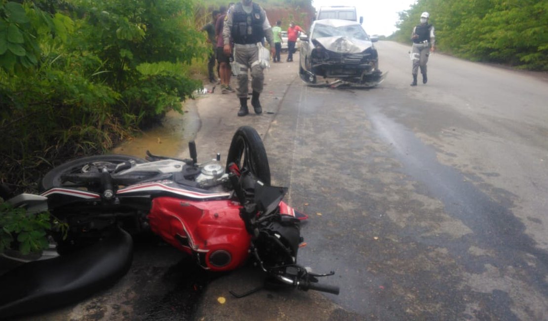 Motociclista fica ferido após colisão com carro na AL-105, em Maceió