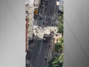 Usuários de drogas depredam dois ônibus na região da Cracolândia em SP