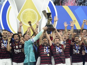 Presidente da CBF levanta a taça do Brasileirão sete vezes antes de entregá-la ao Flamengo