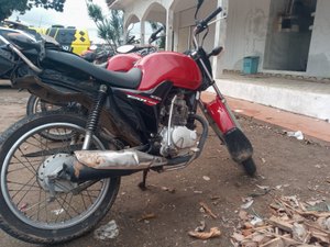 Polícia recupera moto que havia sido roubada por dupla para praticar assaltos, em Arapiraca