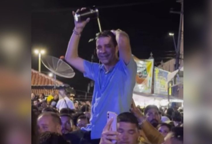 Prefeito de Pariconha é flagrado tomando banho de cerveja em festa