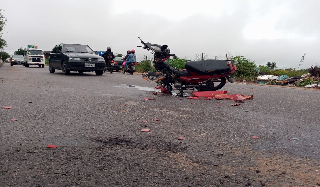 [Vídeo] Acidente entre carro e moto deixa uma pessoa ferida na Baixa Grande em Arapiraca