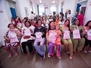 Biblioteca Pública Estadual Graciliano realiza 3ª edição da ação 'Mulher se ama, mulher se cuida!'