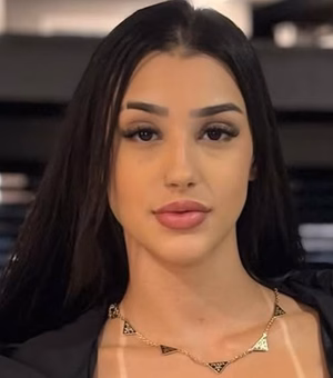 Bia Miranda faz dancinha logo após mostrar a casa revirada pela polícia