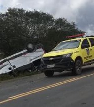 Atualizada: oito pessoas ficam feridas em acidente com van na AL-220 em São José da Tapera