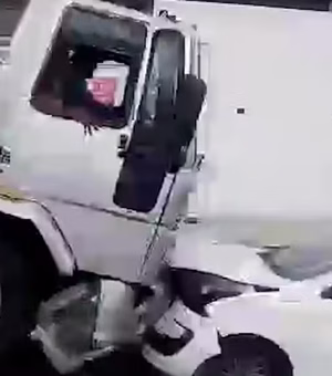 Destruição: Caminhão arrasta carros e destrói moto em João Pessoa