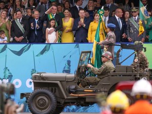 Bolsonaro quebra protocolo, prestigia Moro e recebe empresários em desfile