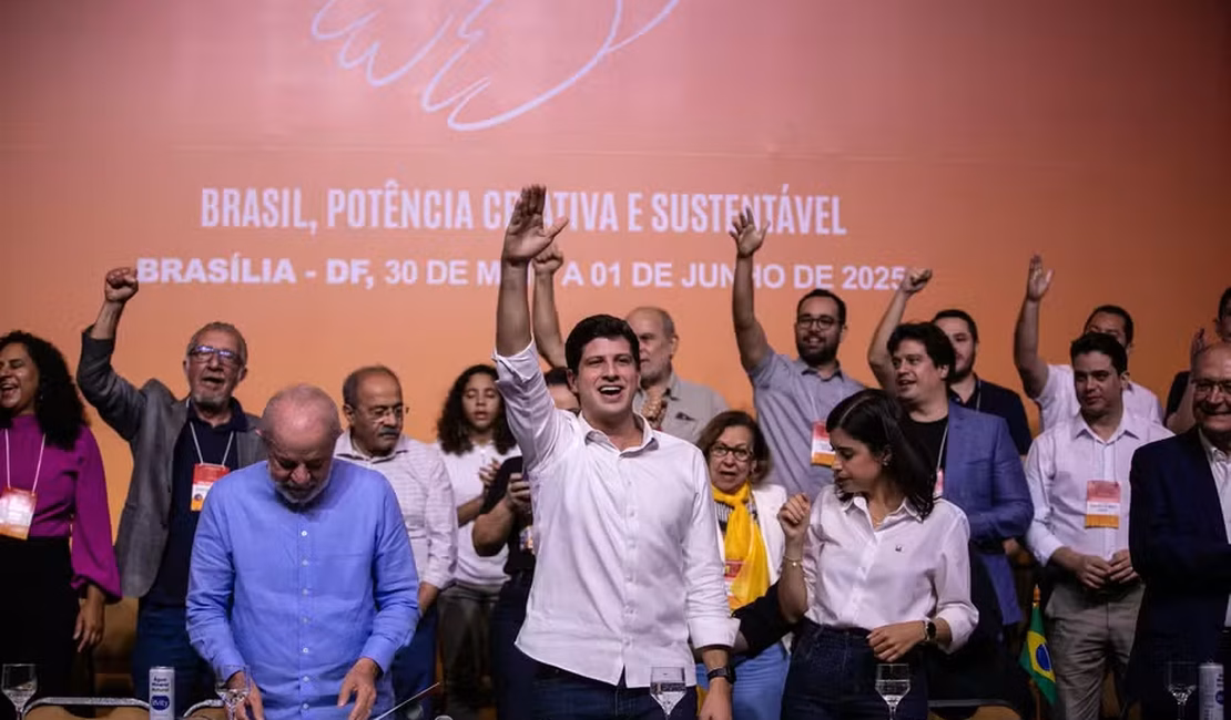 Com presença de Lula e Motta, PSB oficializa João Campos na presidência nacional do partido