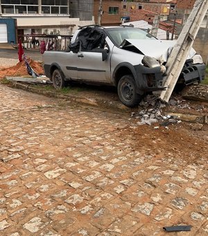Condutor perde controle de veículo e bate carro em poste em Maragogi