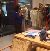 De azul em loja, ministra Damares é questionada por vendedor