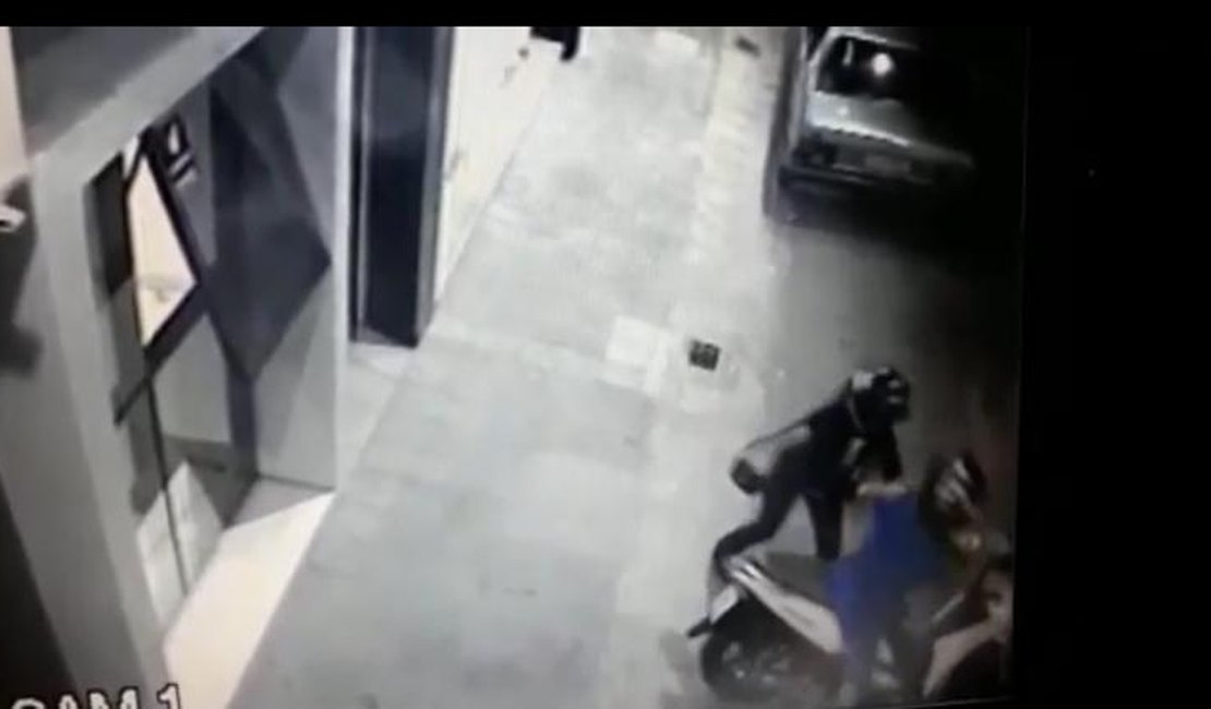 Mulher tem a moto roubada em menos de 15 segundos no centro de Arapiraca