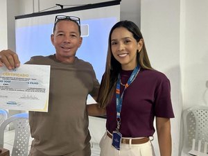 Permissionários da Praça da Faculdade recebem boxes e certificados em Maceió