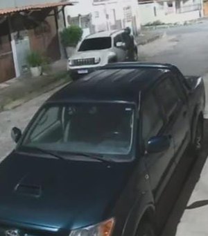 Câmera flagra ladrão furtando carro no bairro Trapiche da Barra, em Maceió