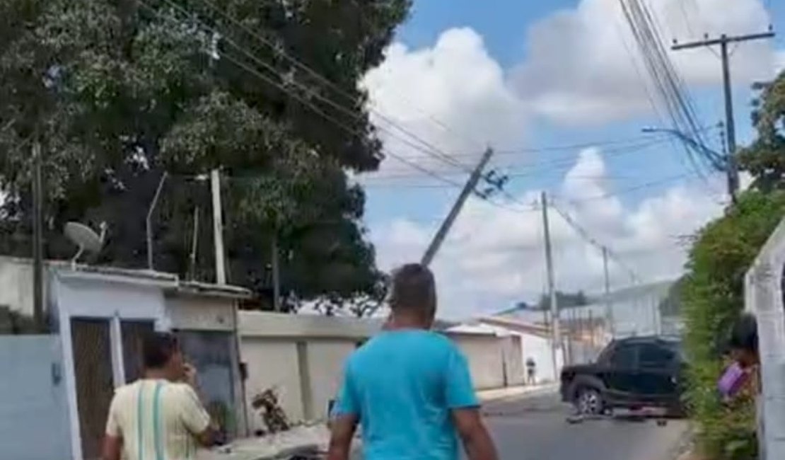 [Vídeo] Duas pessoas ficam feridas após colisão de picape contra poste e cerca em Lagoa da Canoa