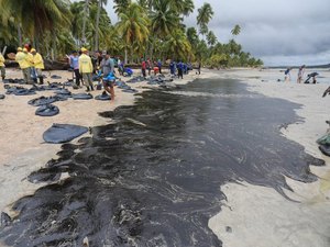Manchas de óleo se concentram em Pernambuco, diz Marinha
